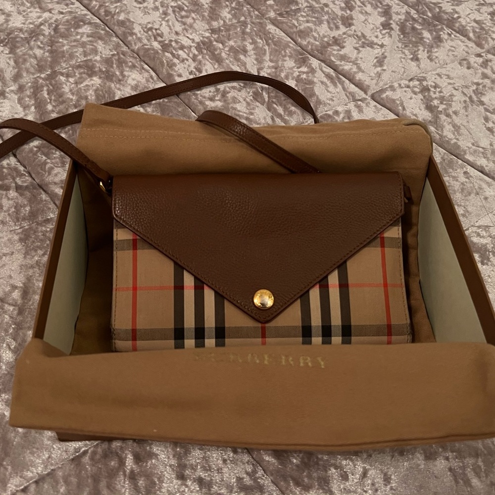Burberry wallet with detachable strap